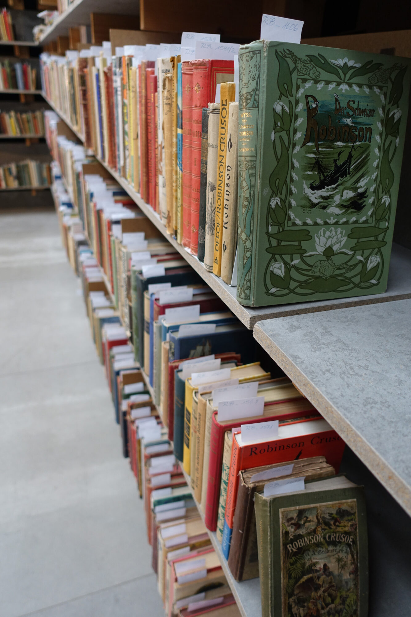 Robinson-Library. Close-up view of bookshelves in the Robinson-Library.