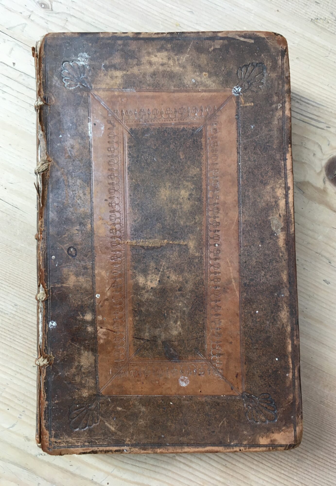 Robinson-Library. Leather book cover of the Farther Adventures.